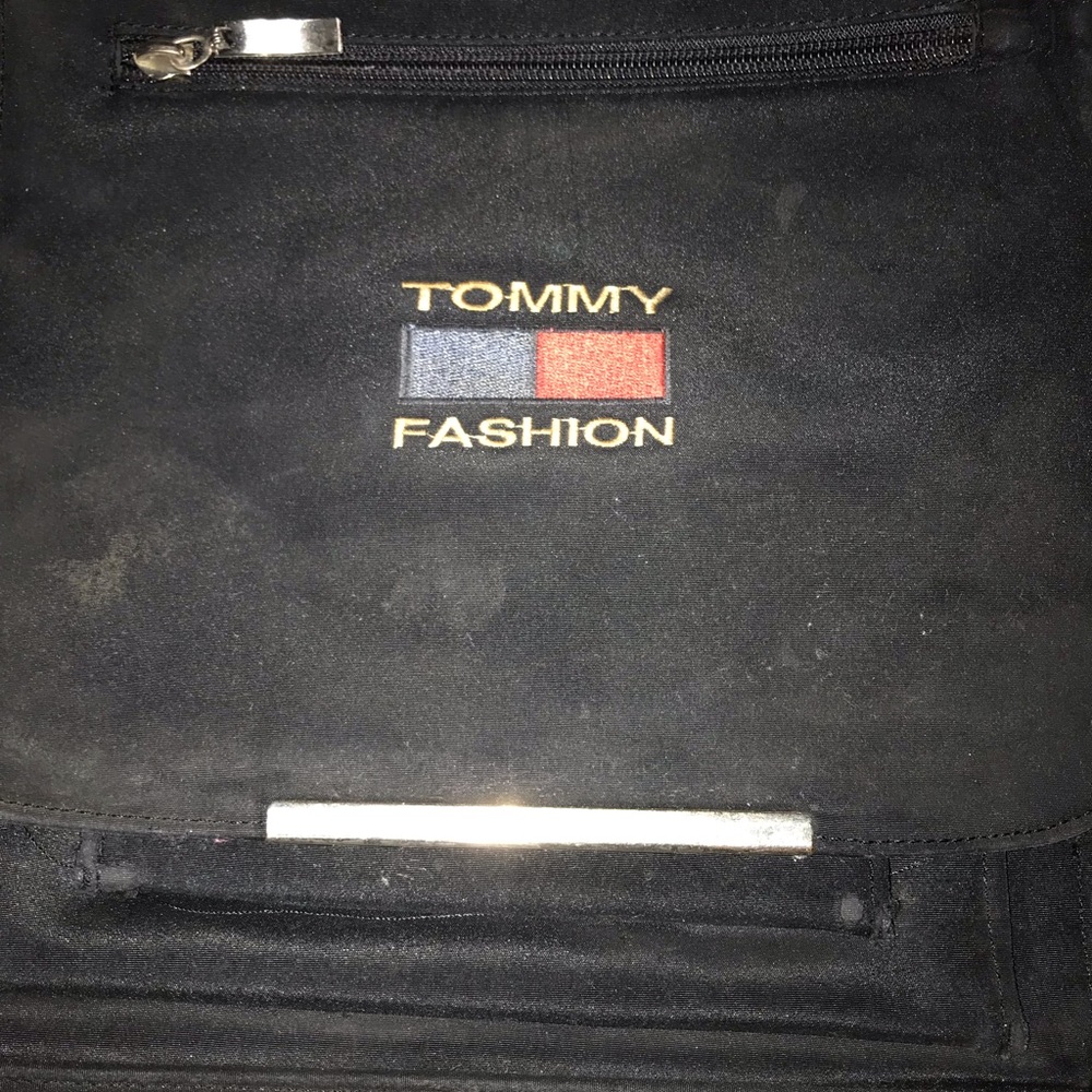 This is a Tommy Fashion purse I love it it’s old fashion 💕❤️